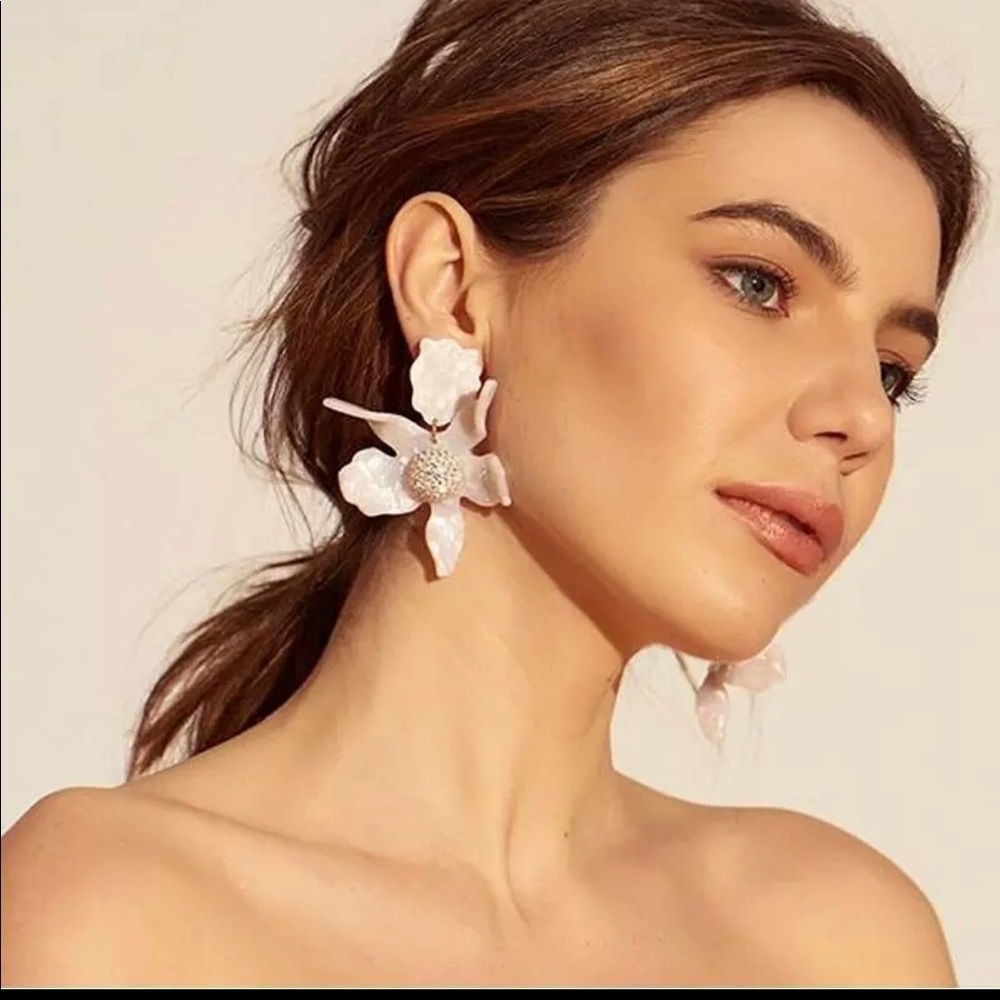 ✨ Flower white and crystal drop clip on earrings